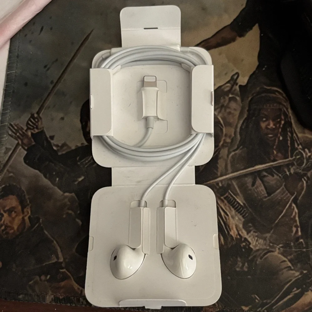 Apple White Wired Earbuds in Protective Case
